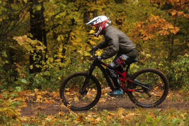 Ragazzo in mountai bike nel bosco