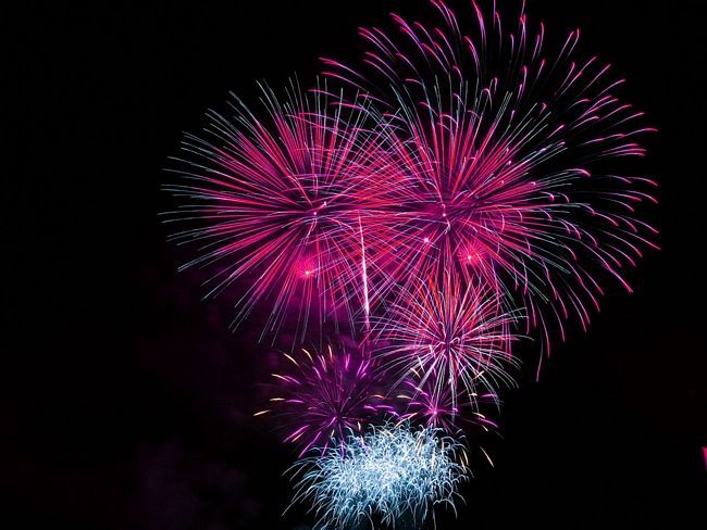 Fuochi artificiali durante la Notte Rosa sulla Riviera Romagnola