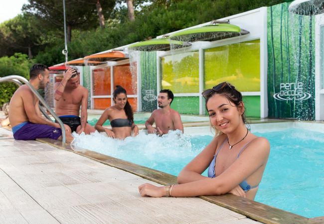 Ragazzi in piscina nelle terme Perle d'Acqua Park di Riccione