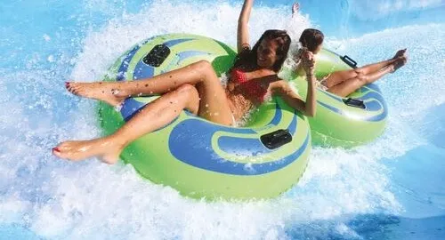 Ragazze si divertono su uno scivolo con gommone del parco acquatico a Riccione
