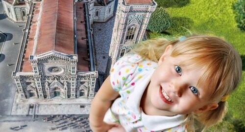 Bambina felice tra le miniature della minitalia di Rimini