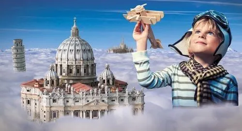 Bambino fa volare un aeroplanino di legno tra i munumenti italiani