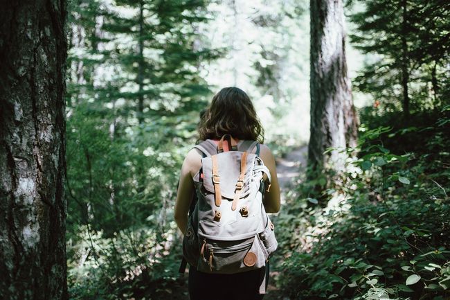 ragazza che fa trekking nel bosco