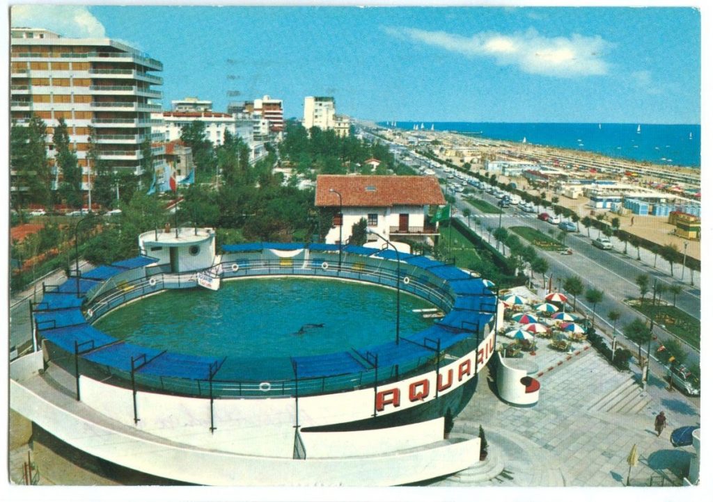 Cartolina che ritrae il vecchio delfinario di Riccione situato vicino alle spiagge