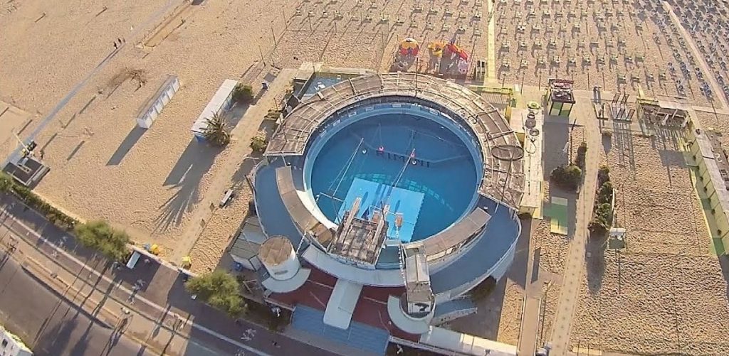 Vasca dei delfini del delfinari di Rimini vista dall'alto