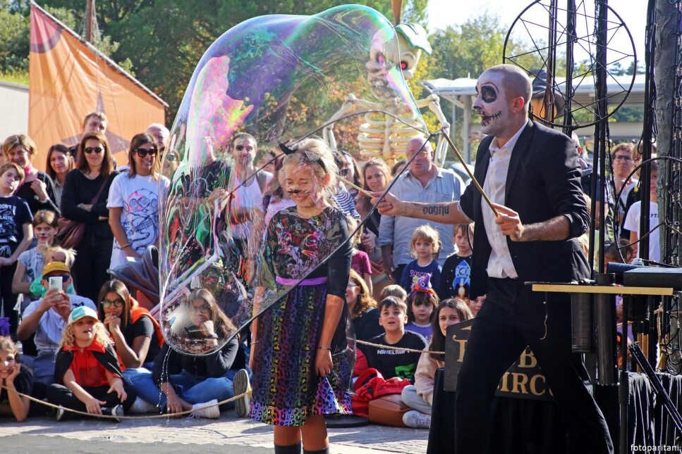 Spettacolo di bolle a tema Halloween al Parco Oltremare di Riccione