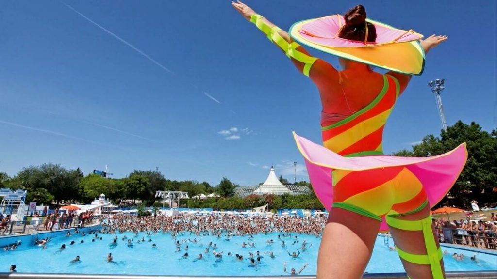 Animazione sul bordo della grande piscina onde del parco acquatico Aquafan di Riccione