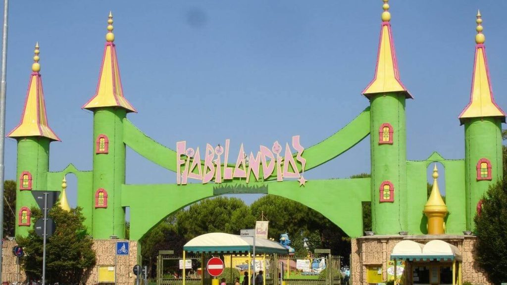Castello d'ingresso al parco divertimenti Fiabilandia a Rimini