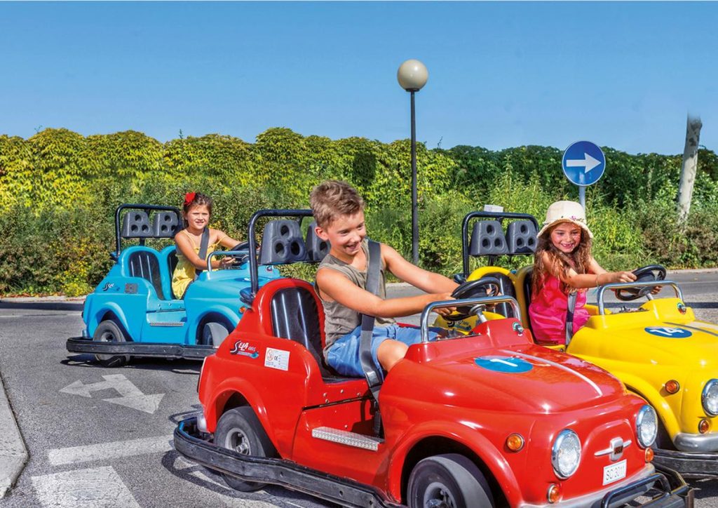 Bambini si divertono con la scuola guida interattiva del Parco Italia in Miniatura di Rimini