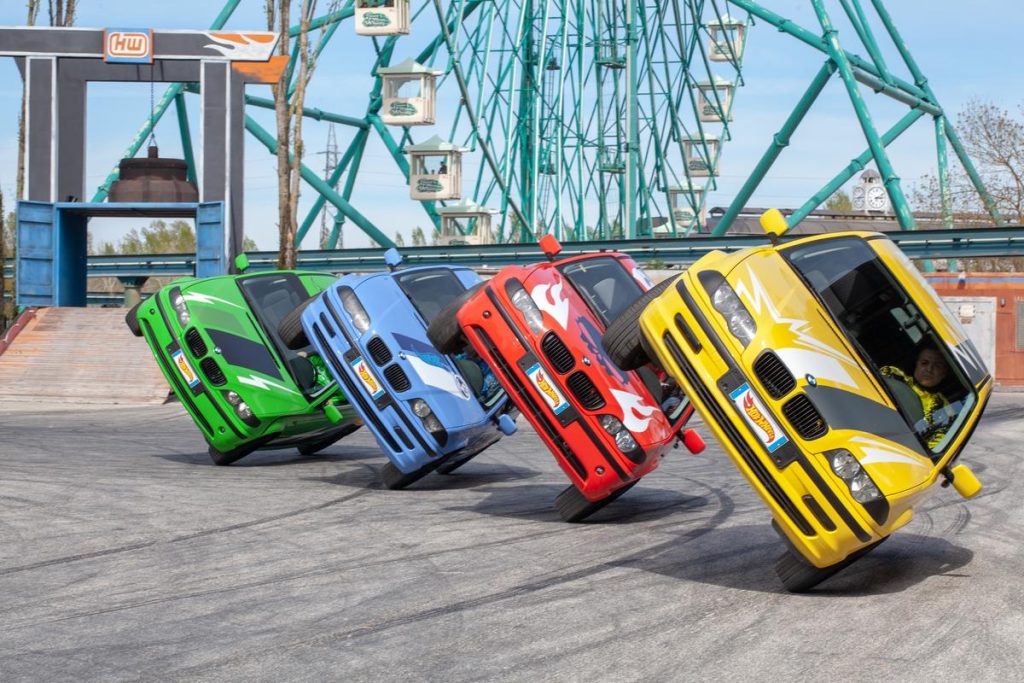 Acrobazie di auto su due ruote, durante lo stunt show di Mirabilandia