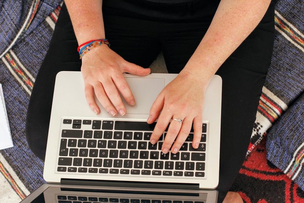 Persona che lavora al computer in smartworking anche in vacanza
